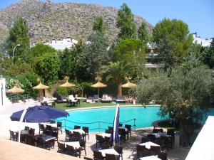Swimming pool at the rear