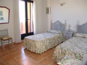 Large twin bedroom with beamed ceilings