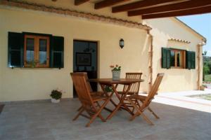 additional covered outside eating area